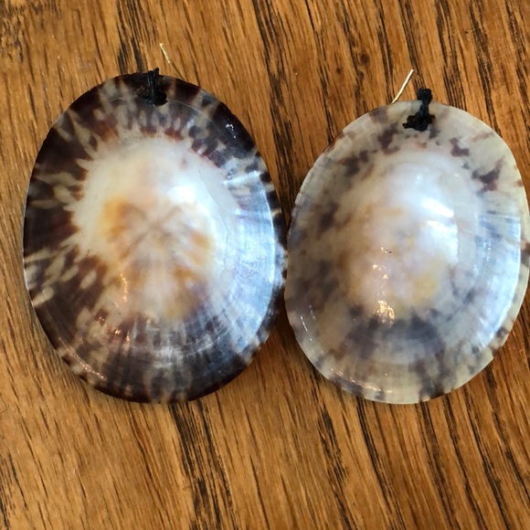 Vintage Shell Earrings - Picture 2 of 8